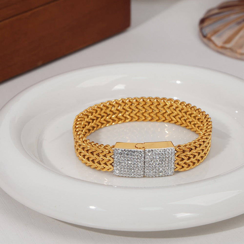 Exquisite and dazzling 18K gold multi-layered braided and square diamond-set design bracelets